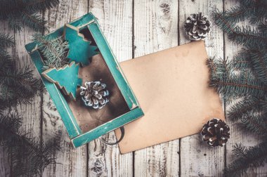 Kurumuş ahşap arka planda el yapımı Noel oyuncakları olan eski bir kutu. Üst görünüm düz grup nesneleri