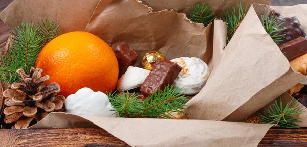 Leckere Süßigkeiten Pralinen Plätzchen Und Orangen Für Geschenke Holzkiste Auf — Stockfoto