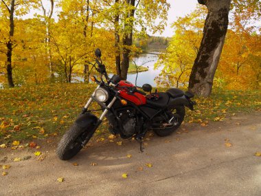 Motosiklet asfalt yolda duruyor. .