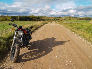 Kirli yolda motosiklet durdurma.