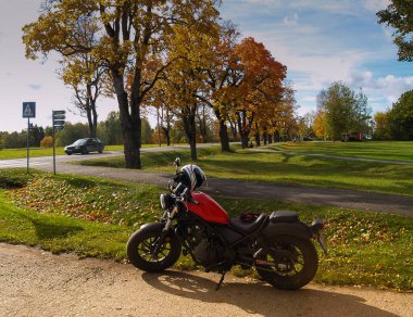 Motosiklet asfalt yolda duruyor. .