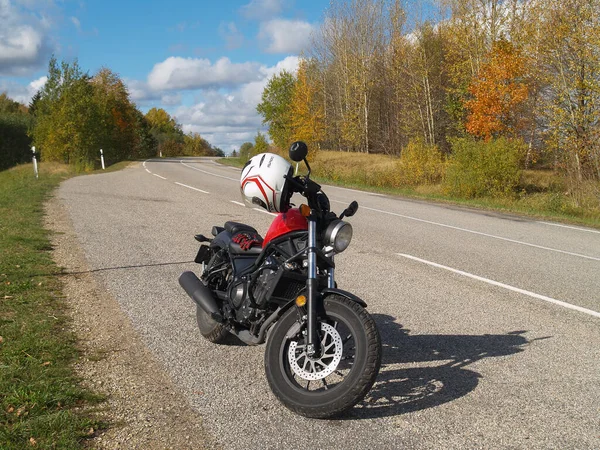 Motosiklet asfalt yolda duruyor. .