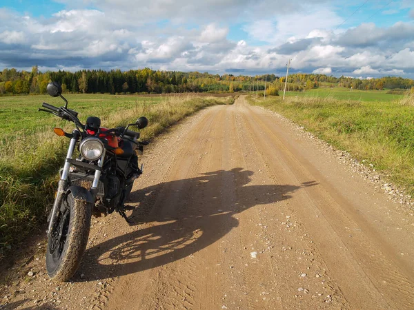 Kirli yolda motosiklet durdurma.