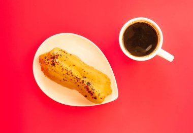 Pembe arka planda ekinoz ve kahve.