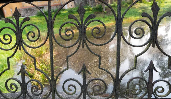 古い素朴な鉄の柵 — ストック写真