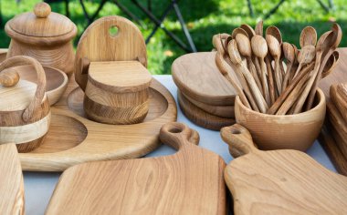 Markette el yapımı ahşap kithen eşyalar.