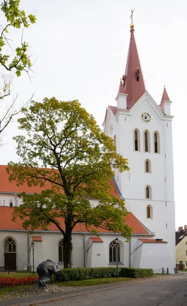 Historiallinen Kirkon Torni Latviassa — kuvapankkivalokuva