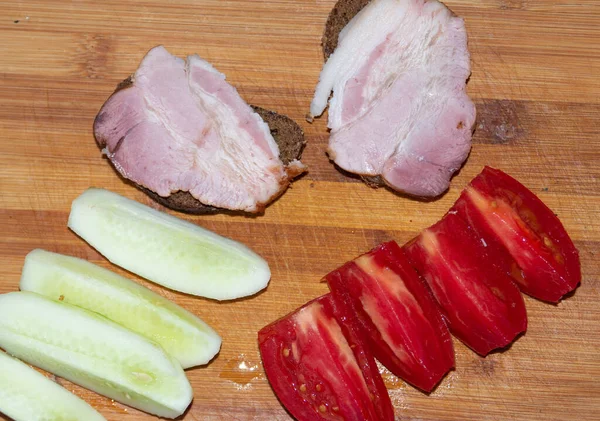 Carne Fumada Pão Tomate Pepino — Fotografia de Stock