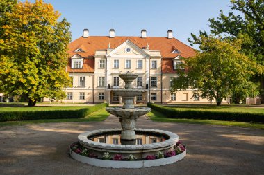 MALPILS, Letonya Eylül, 2020. Antik malikane ve çeşme.