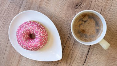 Pembe çörekler ve sıcak içecek.