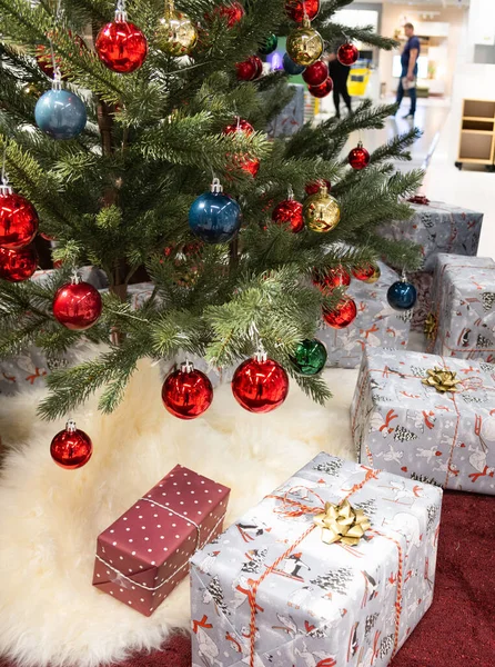 Geschenkschachteln Unter Dem Weihnachtsbaum — Stockfoto