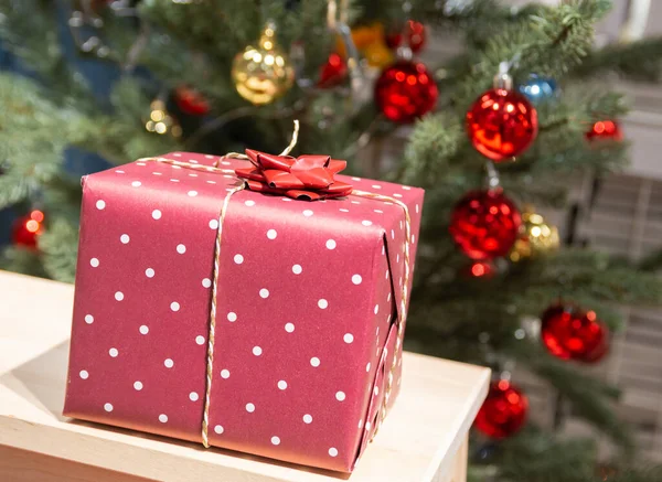 Χριστουγεννιάτικο Δέντρο Και Κουτί Δώρου — Φωτογραφία Αρχείου