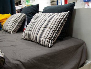 Yatak tekstil gri çarşaf ve pilolar.