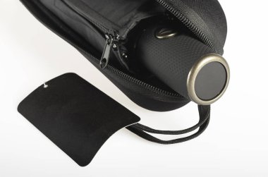 Siyah etiket etiketi ile beyaz izole sert durumda kollu kompakt su geçirmez şemsiye.