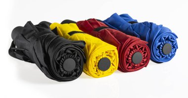 Renkli katlanmış rüzgar geçirmez su geçirmez mavi sarı sarı siyah şemsiyebeyaz izole