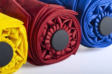 Renkli katlanmış rüzgar geçirmez su geçirmez mavi sarı sarı siyah şemsiyebeyaz izole