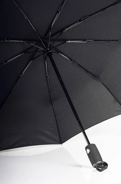 防風特性を示すガラス繊維の肋骨が付いている黒い防水および防風の黒い傘 — ストック写真