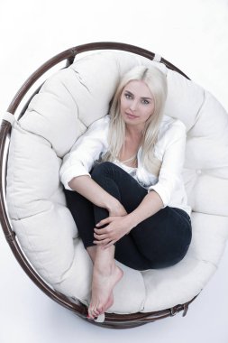 Yukarıdan görüntüleyin. Yakın çekim güzel bir üzücü genç kadının büyük bir rahat sandalyede yalan