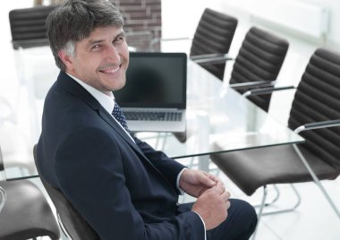 gülümseyen Yöneticisi Toplantı salonunun içinde çalışma masası, oturma.