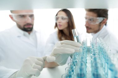 arka plan görüntüsü sıvı cam tüp içinde eğitim bilim adamları bir grup olduğunu.