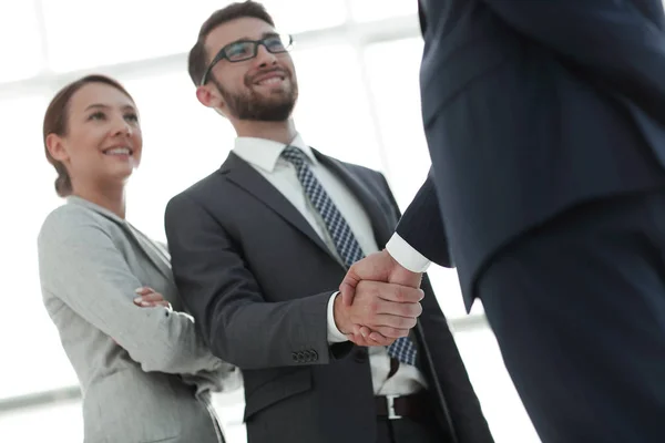 Imagen del apretón de manos de los socios comerciales. — Foto de Stock