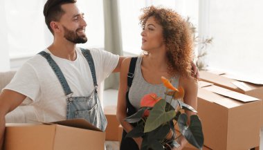 Yeni dairende ayakta yeni evliler