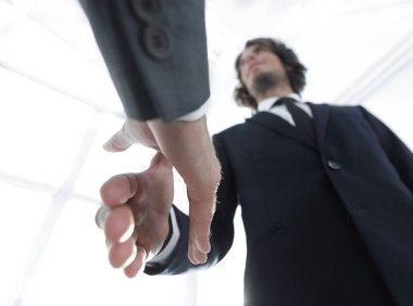 İki iş adamı el sıkışacak.