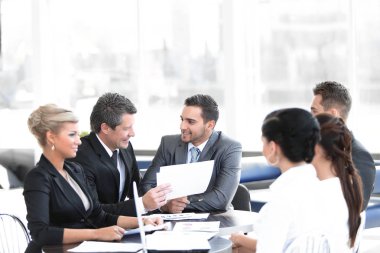 iş ortakları ve iş takım iş sorunları tartışıyor.