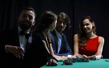 casino poker oyununda üzerinden seyir puro olan adam