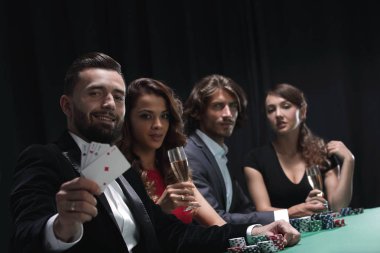 Şampanya ile poker zaferini kutluyor.