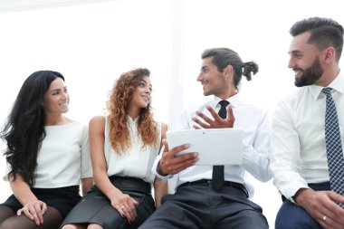 iş arkadaşları ile dijital tablet.