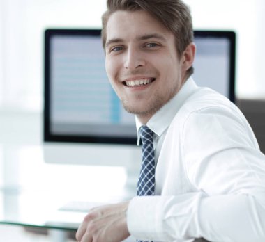 portre. Kameraya bakarak bir genç yaş