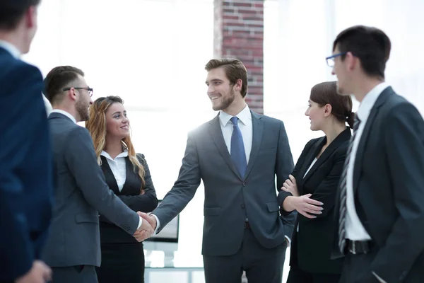 Apretón de manos de los empresarios en la oficina — Foto de Stock