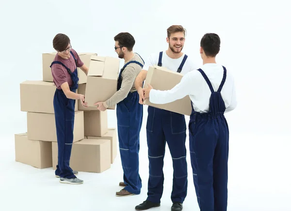 Stěhováci zvednutí zásobníku stěhovací krabice izolované na bílém kartonu — Stock fotografie