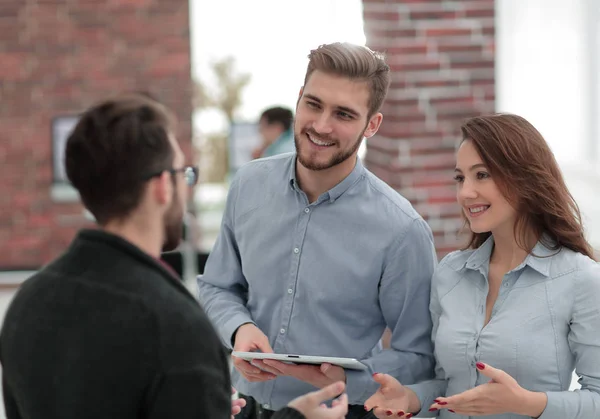 Business team met tablet op kantoor. — Stockfoto