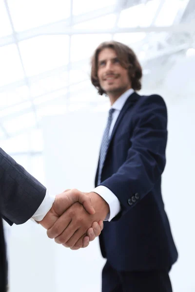 ビジネスにおける成功コンセプト – パートナーの握手 — ストック写真