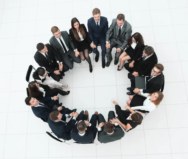 チームビルディングの概念。大成功したビジネスチームが輪になって座り — ストック写真