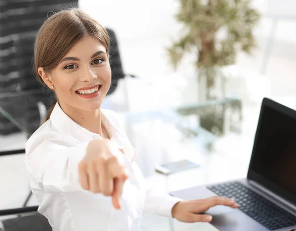 Retrato de cerca de la joven mujer de negocios en el lugar de trabajo —  Fotos de Stock