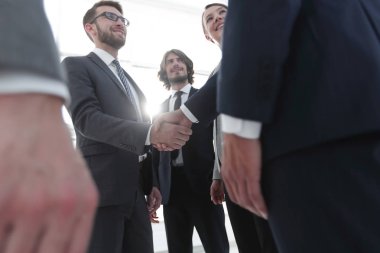 iyi bir anlaşma sonra iş insanlar el sıkışma.