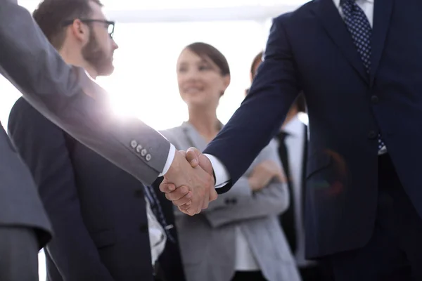 Achtergrond beeld van handdruk van zakenmensen . — Stockfoto