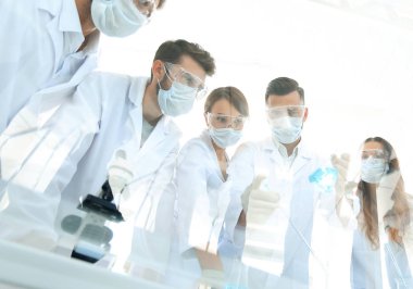 bilim adamları test tüpleri ve laboratuar mikroskobu ile çalışma