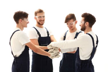 Yakın plan. Bir grup işçi daireler çiziyor..