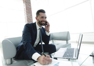 İşadamı Smartphone'da mali grafikler hakkında konuşmak.