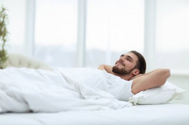 yorgun adam rahat bir yatak üzerinde dinlenme