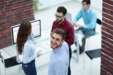 İş adamları modern o toplantıda, bir şey tartışmak