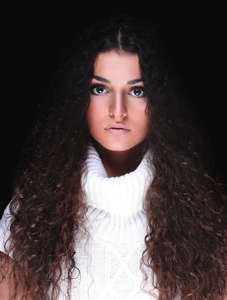 Портрет красивой женщины с вьющимися волосами в свитере — стоковое фото