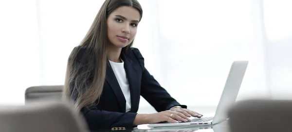 Jeune femme d'affaires travaillant sur ordinateur portable — Photo