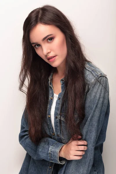 Retrato de una hermosa joven con cabello negro — Foto de Stock