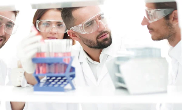 Primo piano di un gruppo di scienziati e farmacisti in laboratorio . — Foto Stock