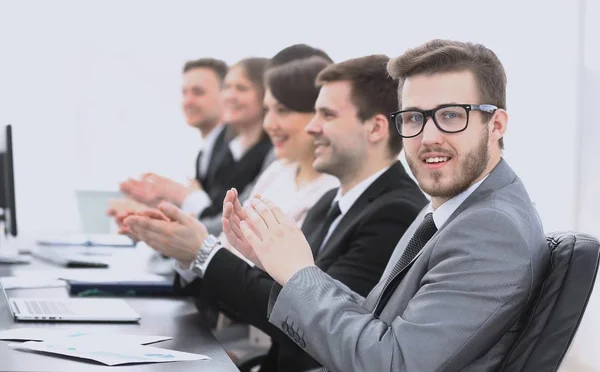 Hoparlör applauding Yöneticisi ve iş takım — Stok fotoğraf